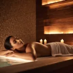 Mujer recibiendo un quiromasaje en un entorno relajante