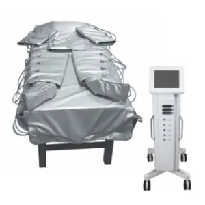 Máquina moderna de presoterapia durante una sesión en una clínica especializada.