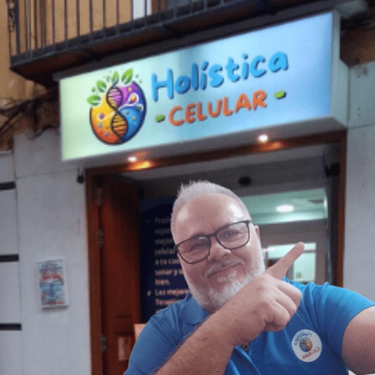 Entrada a el centro Holística Celular Y Emilio Señalando